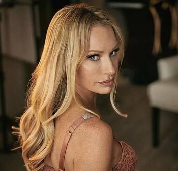 Annie, 43 Caucasian/White female escort, Toronto